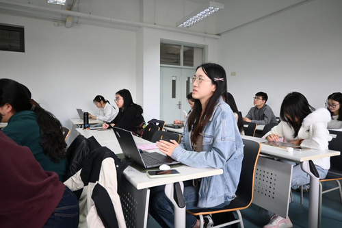 图4 师生现场交流互动.png