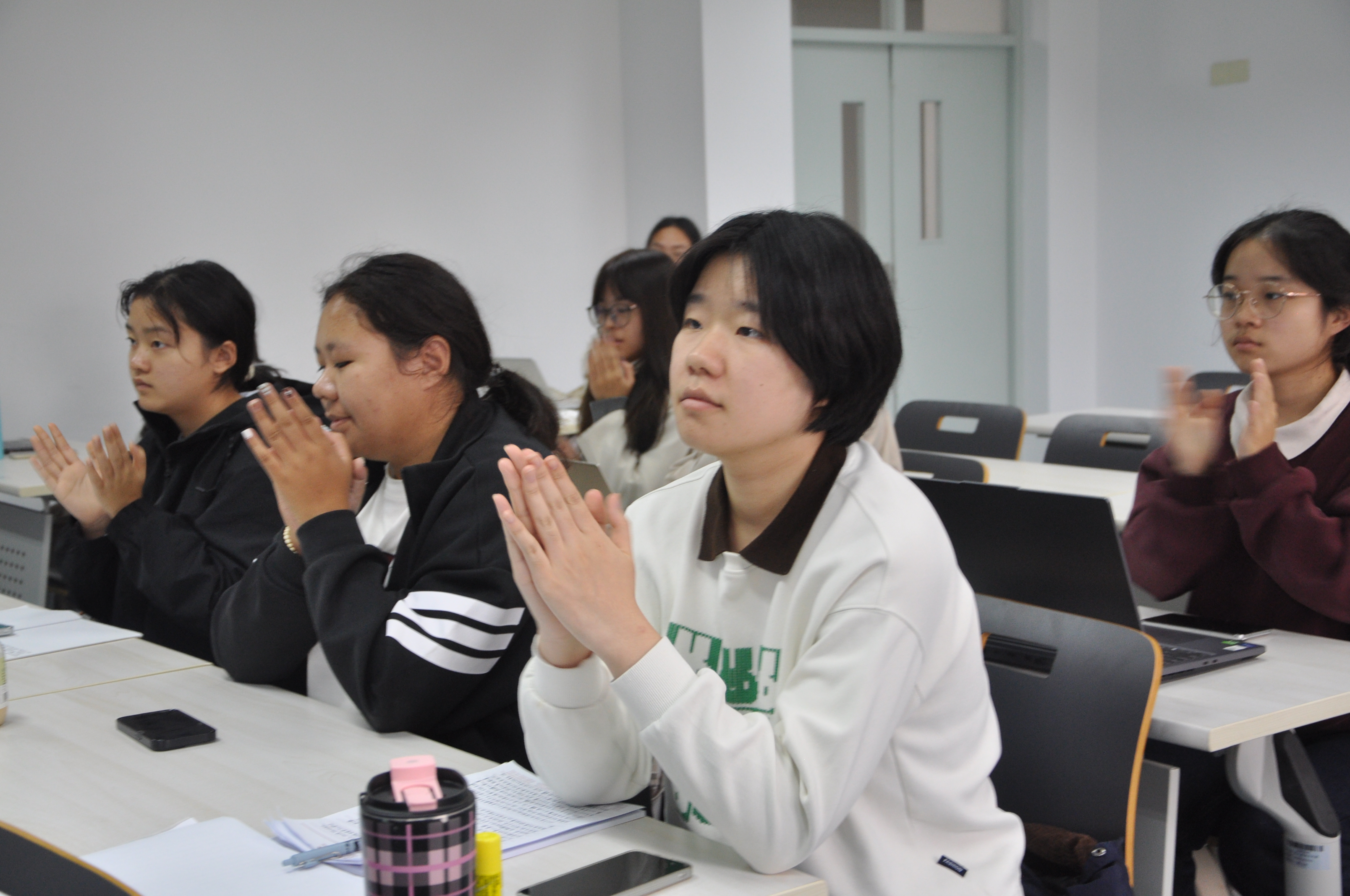 讲座现场(2).JPG 讲座现场(2).JPG